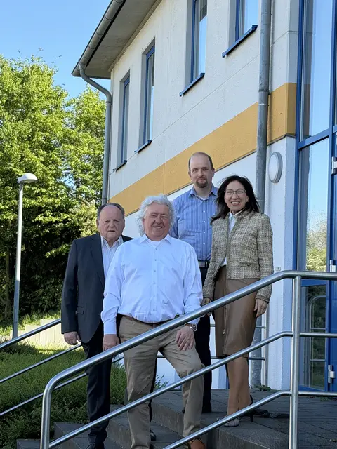 Vorne von links: Geschäftsführer Ulrich Keilhau und 2. Vorsitzende Giovanna Keilhau. Hinten von links: Vorsitzender Manfred Rothermund und Schatzmeister Sebastian Franz.  | Foto: Förderverein Halle Urfeld e. V.