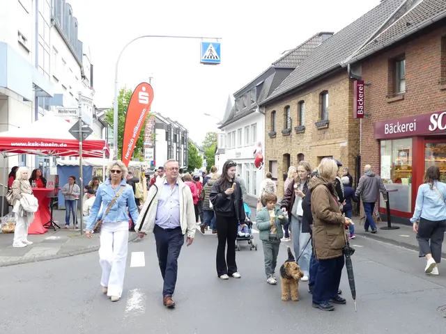 Im Ortskern flanierten zahlreiche Besucher an den Ständen vorbei und freuten sich an den vielfältigen Angeboten. | Foto: Gast