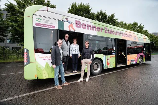  v.l.n.r. Dr. Gregor Kaiser (MdL und Mitglied im Stiftungsrat der Stiftung Umwelt und Entwicklung Nordrhein-Westfalen), Georg Bechthold (stellv. Bereichsleiter Kommunikation und Marketing der Stadtwerke Bonn), Elke Reichert (Präsidentin des Landesamts für Natur, Umwelt und Klima Nordrhein-Westfalen, LANUK) und David Baier (Leiter des Amtes für Umwelt und Stadtgrün der Bundesstadt Bonn) bei der Vorstellung des Bonner Zukunftsbusses.  | Foto: Martin Magunia/Stadtwerke Bonn