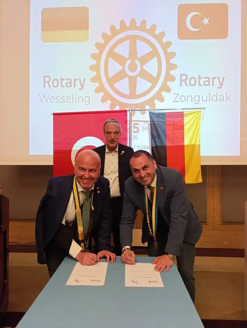 Vertreter der Rotary Clubs aus Wesseling und Zonguldak unterzeichnen den Partnerschaftsvertrag und besiegeln damit ihre internationale Zusammenarbeit.  | Foto: Osman Aydin/Özlem Aydogan