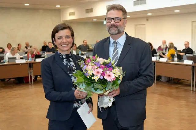 Carolin Weitzel gratulierte dem frisch gewählten Ersten Beigeordneten Michael Reutter zu seinem neuen Amt bei der Stadt Erftstadt, das er am 1. September antreten soll.  | Foto: Stadt Erftstadt/Düster
