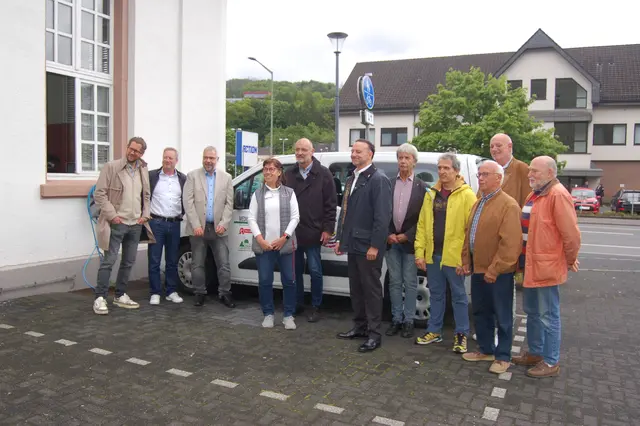 Vereins- und Sponsorenvertreter freuen sich über das neue Fahrzeug. | Foto: Lothar Winkelhoch