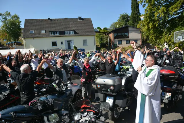 Zum 24. Motorradgottesdienst in Breitenbende eingeladen sind Biker und Nicht-Biker sowie Jung und Alt.  | Foto: T. Cremer / R. Klotz