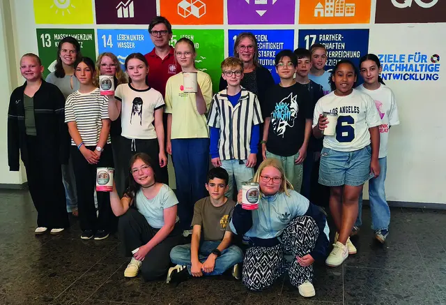 Große Freude bei der Spendenübergabe im Emil-Fischer-Gymnasium: Die Schüler der Klasse 5a überreichten gemeinsam mit ihrer Lehrerin Merith Batta 410 Euro an Maria Surges-Brilon und Markus Niederstein vom Caritasverband Euskirchen.  | Foto: Caritas/Martina Schneider