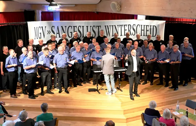 45 Sänger sorgen mit dem Lied „Der größte Chor der Welt“ für einen stimmungsvollen Abschluss des ersten Teils beim Frühlingsfest  des MGV. | Foto: Steimel