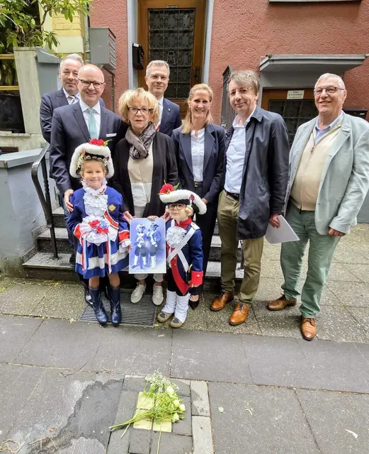 Gruppenfoto (v. r. n. l.): Thomas Janicke, Kommandant der EhrenGarde der Stadt Bonn - Vaterstädtischer Verein e. V., Dr. Marcus Leifeld, Projektleiter, Archivar und Historiker des Festausschusses BONNER KARNEVAL e. V., die designierte Bonna Petra I. (Schönen), Marlies Stockhorst, Präsidentin des Festausschusses BONNER KARNEVAL e. V. mit Kadettin Clara Grümer und dem Kadetten Dominik Behrendt, Uwe Reichelt, Corpsintendant des Bonner Stadtsoldaten-Corps von 1872 e. V., der designierte Prinz Torsten I. (Janßen) und Kadettencorpsführer Markus Fontaine.	  | Foto: Fotoquelle: Festausschusses BONNER KARNEVAL e. V.
