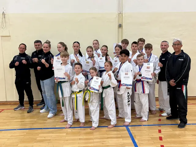 Die Taekwondo-Gruppe um Großmeister Bajrush Saliu (r.).  | Foto: Natalie Weinert