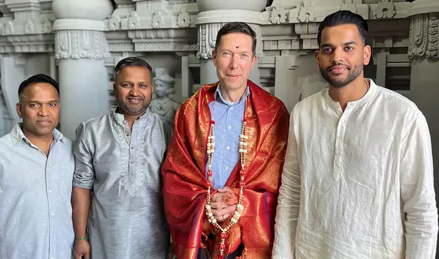 Bürgermeister Raoul Halding-Hoppenheit wurde im Kurinchikkumaran-Tempel vom Vereinsvorsitzenden, Priestern und Mitgliedern der Gemeinde auf hinduistische Weise geehrt. | Foto: Tamil.de/Daniel Mariadasa