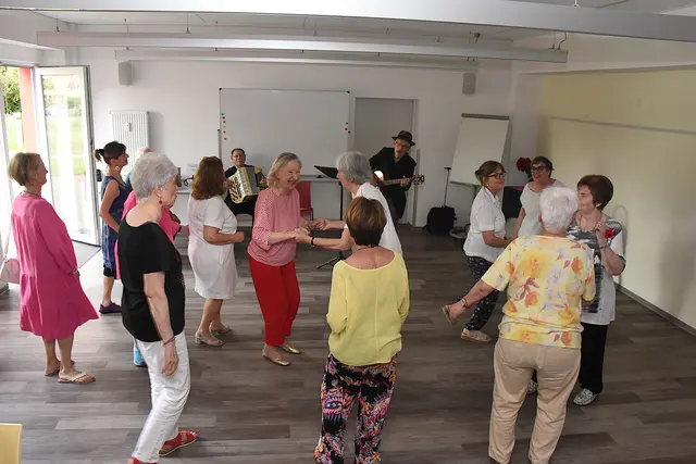 Mit Begeisterung tanzten bei der Premiere des Tanztee-Angebots viele Teilnehmerinnen mit, während Jakob Schkolnik am Akkordeon und Gittarist Lothar Heinrich mit Schlagzeuger Herbert von Scheven musikalisch viele bekannte Hits anspielten.  | Foto: AS
