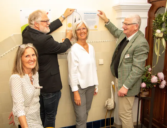 Gemeinsam brachten Alexandra Weis (links) und Karin Streu vom Hebammenhaus mit den Rotariern Ralf Holtkötter (links) und Fritz Ploeger die Plakette zur Erinnerung an die große Hilfe durch den Rotary Club Troisdorf am Eingang an.  | Foto: Rotary Club/wed