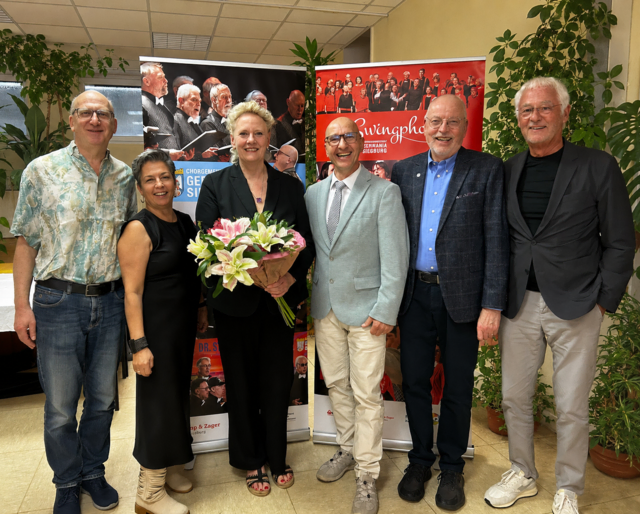 (Von links:) Chorleiter Musikdirektor Stefan Wurm, Angela Recino (1. Vorsitzende), die neue GERMANIA-Präsidentin Dr. Susanne Haase-Mühlbauer, Frank Lange (2. Vorsitzender) Ehrenvorsitzender Hans-Josef Bargon und Franz Huhn (früherer langjähriger GERMANIA-Präsident und heutiges Ehrenmitglied).  | Foto: Chorgemeinschaft GERMANIA