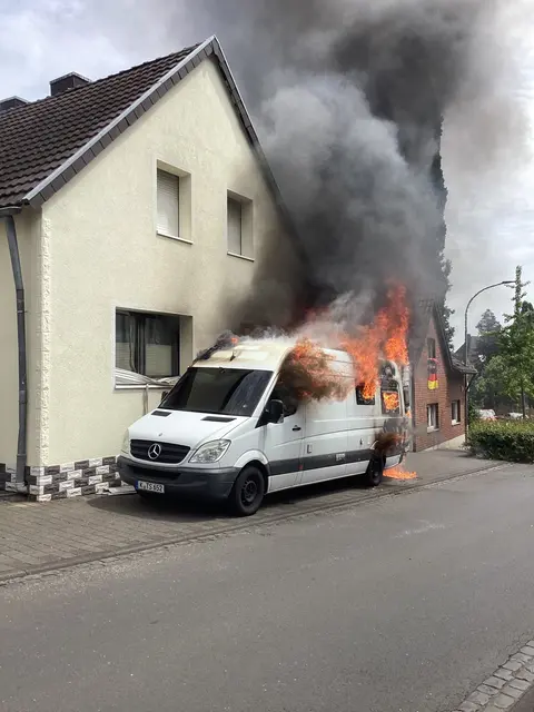Beim Eintreffen der Feuerwehr stand der Kleintransporter bereits in Vollbrand. Die Flammen drohten auf das direkt angrenzende Wohnhaus überzugreifen. | Foto: Feuerwehr Brühl