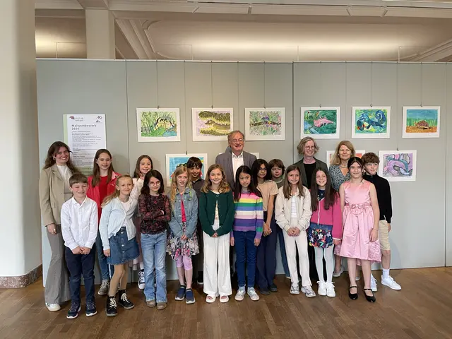  Die Preisträgerinnen und Preisträger des diesjährigen Malwettbewerbs zusammen mit Sarah Poloczek (Dr. Hans Riegel-Stiftung), Prof. Dr. Hartmut Ihne (Präsident der AKG), Nicole  Unterseh  (Bürgermeisterin)  und  Ingrid  Hirsch-Leggewie  (Projektleiterin Malwetttbewerb) v.l.n.r.  | Foto: Museum Koenig