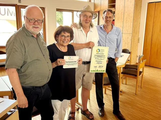 Freude über die Preisvergabe (von links): Johannes Bortlisz-Dickhoff (Fraktionsvorsitzender Bündnis 90/DIE GRÜNEN im LVR), Christa Feld (Gründungsmitglied FI), Werner Küffner(Gründungsmitglied FI) und Sascha Kriegel (Rechtsanwalt Leitung Rechtskundekurs) mit der Urkunde.  | Foto: Bündnis 90/DIE GRÜNEN im LVR