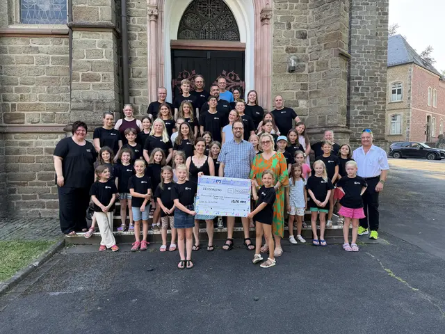 Freude auf allen Seiten bei der Übergabe des 10.000 Euro-Schecks: Bei „Young Hope“ und seinen Kids, den Vertretern des Ambulanten Kinder- und Jugendhospizdienstes Rhein Sieg und Bürgermeister Rainer Viehof, der Schirmherr des Musikfestivaks war (re.). | Foto: Young Hope