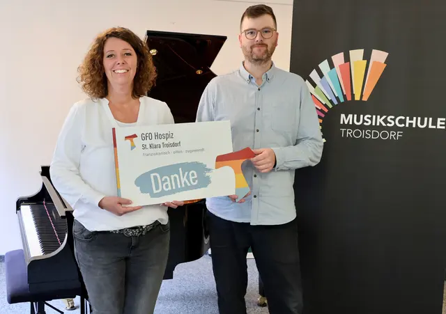 Jessica Holdefehr (links, Hospiz St. Klara Troisdorf) dankte Jan Jaing (Leiter Musikschule) für die Spende. | Foto: Stadt Troisdorf