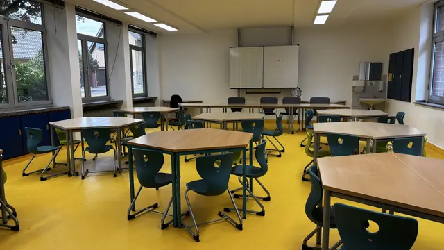 Ein bereits eingerichteter Klassenraum verschafft einen Eindruck von der Atmosphäre in der Burgschule.  | Foto: Stadt Frechen