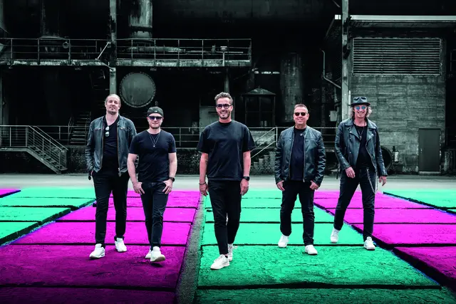 Mit von der Partie im Hürther Stadion ist die Kölsche Band Räuber.  | Foto: Kay-Uwe Fischer