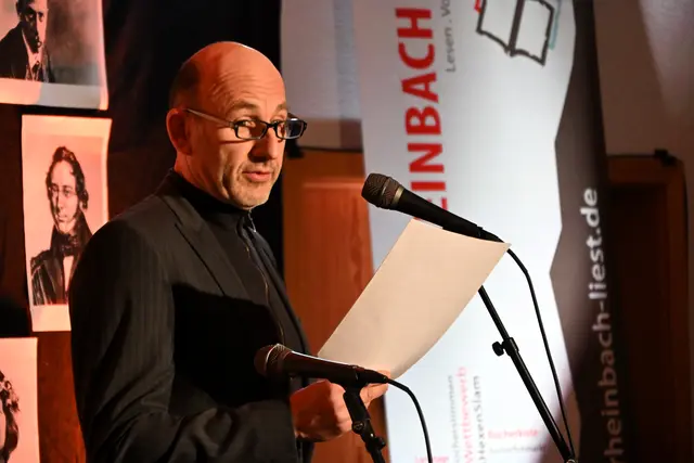 Literaturkabarettist Lothar Tolksdorf moderiert die TextProbe mit dem Themenschwerpunkt Demokratie.  | Foto: Veranstalter