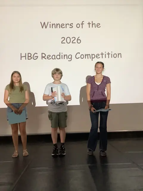 Den Wettbewerb gewann Clemens Heister aus der Klasse 6a Mitte). Lea Arndt (6b, links) belegte den zweiten Platz und Louisa Stepka (6c, rechts) wurde Dritte. | Foto: Heinrich-Böll-Gymnasium