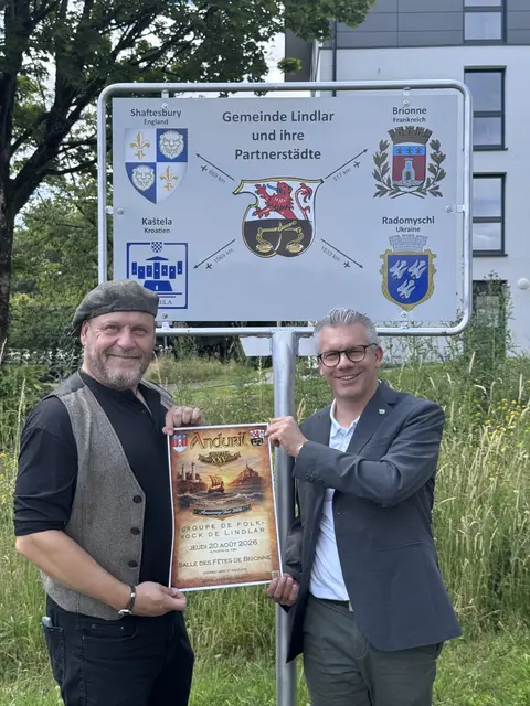 Anduril-Sänger Tim Roderwieser (l.) und Bürgermeister Sven Engelmann mit dem Konzertplakat.  | Foto: Sandra Sonntag