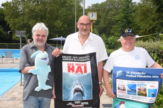 Ulli Klinkertz, Rafael Röger und Dietmar Pannenbecker stellten vor dem Start der Neuauflage der Freibad-Filmnächte im Friesdorfer Freibad die für Ende Juli/Anfang August vorgesehenen Kinofilme vor.  | Foto: AS