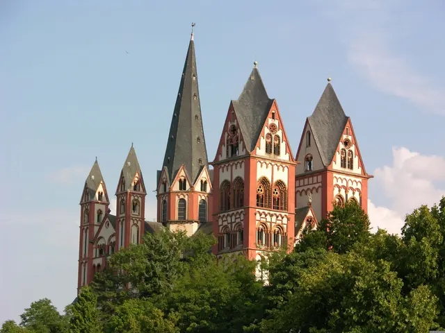 Die nächste DRK-Tagesfahrt führt am 20. August ins malerische Lahntal mit Bad Ems und Limburg. Hier: der weithin sichtbare Limburger Dom mit seinen sieben Türmen. 				 | Foto: Symbolbild/Eve/pixabay/pp/Agentur ProfiPress