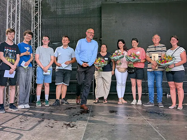 Die Schulgemeinde hatte mit viel Engegement ein buntes Programm auf die Beine gestellt. Schulleiter Thorsten Bottin (Mitte) bedankt sich beim Orga-Team.  | Foto: fes