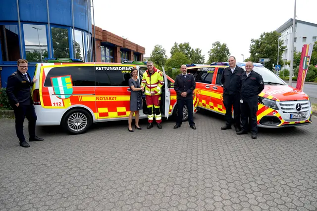 Zwei Notarzteinsatzfahrzeuge wurden jetzt durch Bürgermeisterin Carolin Weitzel und den Leiter der Feuerwehr, Thomas Hammer, offiziell in Dienst gestellt.  | Foto: Stadt Erftstadt/Düster