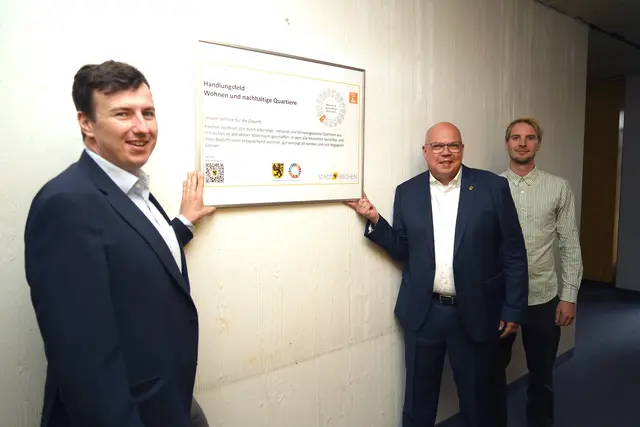 Bürgermeister Uwe Tietz (M.), Beigeordneter Andreas Pöttgen (l.) und Nachhaltigkeitsmanager Marius Frey (r.) präsentieren die Leitlinie zum Handlungsfeld „Wohnen und nachhaltige Quartiere“.  | Foto: Stadt Frechen