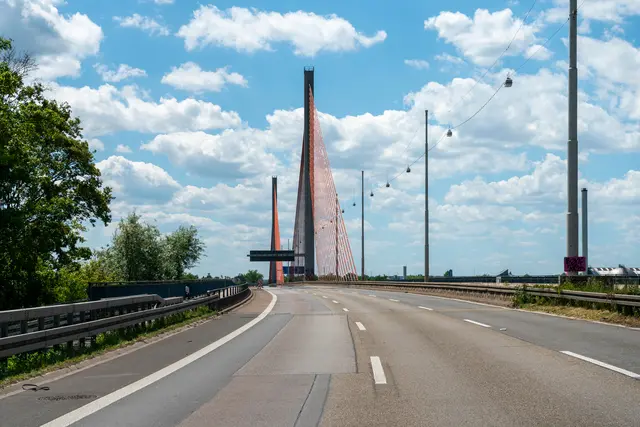 Die gesperrte Nordbrücke könnte negative Auswirkungen auf den Tourismus in Bonn und der Region haben.	  | Foto: Jan Winkler / stock.adobe.com