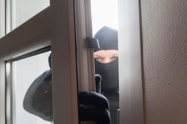 Alarmierte Polizeikräfte leiteten umgehend eine Fahndung ein. Sie stellten an der Haustür Hebelspuren fest.				 | Foto: Symbolbild/ Sinan Muslu/Stock.Adobe.Com