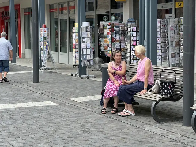 Eine Ehrenamtliche im Gespräch mit einer Brauweilerin auf dem Guidelplatz.  | Foto: Projekt Plauderbank