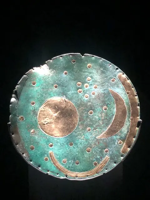 Die Himmelsscheibe von Nebra, heute im Landesmuseum für Vorgeschichte in Halle (Saale) zu sehen, gilt als die älteste bekannte konkrete Darstellung astronomischer Phänomene.  | Foto: Montserrat Manke