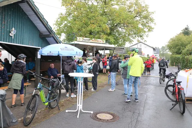 An insgesamt vier Verpflegungsstationen an der Strecke haben die Teilnehmerinne und Teilnehmer die Möglichkeit sich zu verpflegen oder einfach auch nuir einen kurzen Plausch zu halten. | Foto: Archivfoto: Michael Kupper