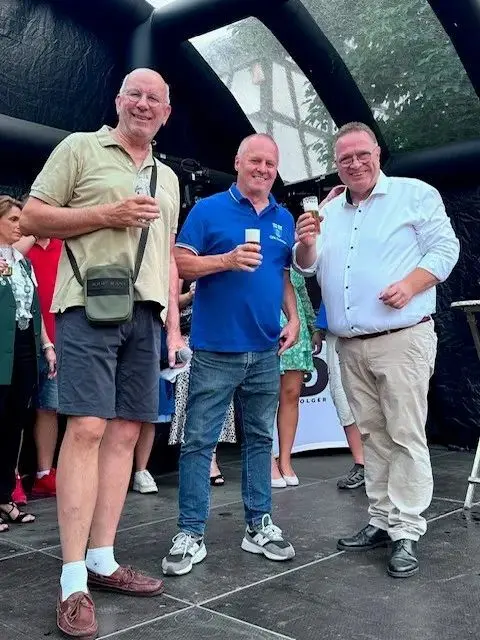 Werner Dorn, Vorsitzender des Ortsfestausschusses Lengsdorf, Bernd Schmidt, Vorsitzender des Ortsfestausschusses Duisdorf, und Bezirksbürgermeister Christoph Schada von Borzyskowski (von links) stoßen auf die Lengsdorfer Kirmes an. | Foto: Bezirksverwaltungsstelle Hardtberg