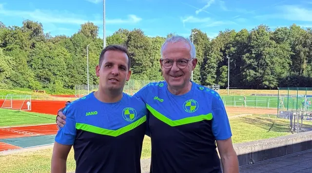 Setzen beim SC Brühl auf die Entwicklung des Nachwuchses und eine starke Vereinsgemeinschaft: Vorsitzender André Scheuer (links) und Jugendleiter Kurt Schallehn vor dem modernisierten Schlossparkstadion.  | Foto: Robin Streppelhoff