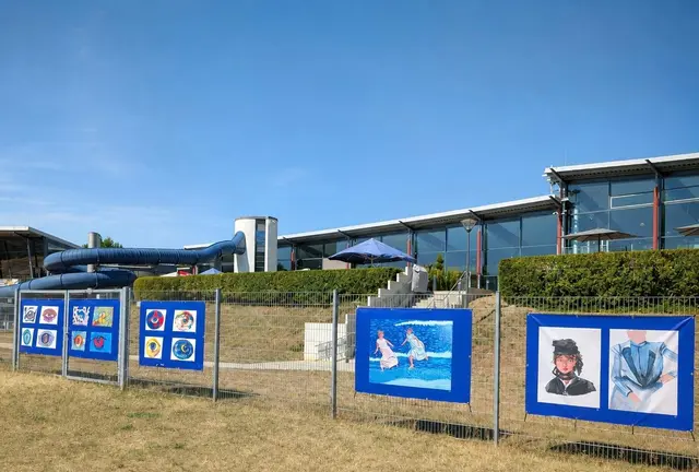 46 Banner mit Kunstwerken schmücken den Zaun des AGGUA. | Foto: AGGUA
