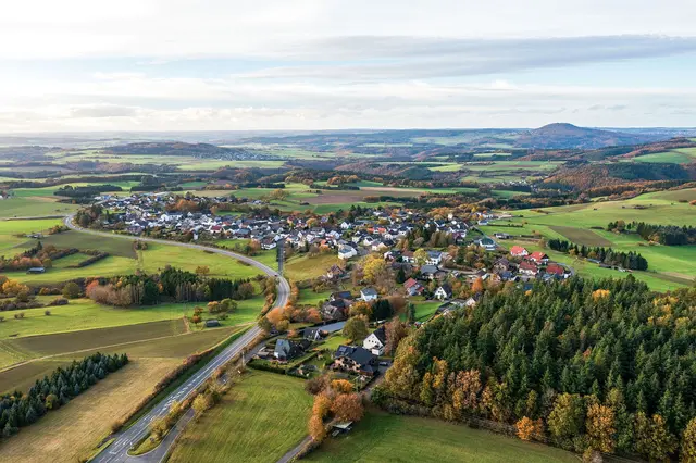 Ziel der zweitägigen Nöthener Fußwallfahrt ist der Eifelort Barweiler mit der Wallfahrtskirche St. Gertrud. Seit dem überlieferten Lilienwunder von 1726 pilgern Gläubige zur „Muttergottes mit der Lilie“, die seit 1994 als „Königin des Friedens“ angerufen wird.  | Foto: W. Klein/ Gemeinde Adenau/pp/Agentur ProfiPress