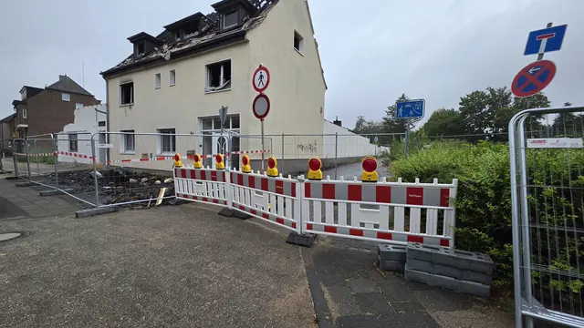 Den nach einem Brand gesperrten Gehweg nutzen üblicherweise auch viele Schulkinder. Zwei Lokalpolitiker fodern von der Stadt bis zum Ende der Sommerferien schnelles Handeln. | Foto: Appelmann