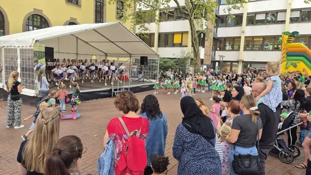 Für Unterhaltung auf dem Kinderfest sorgt ein Bühnenprogramm mit vielen lokalen Vereinen.  | Foto: Kinderschutzbund Frechen