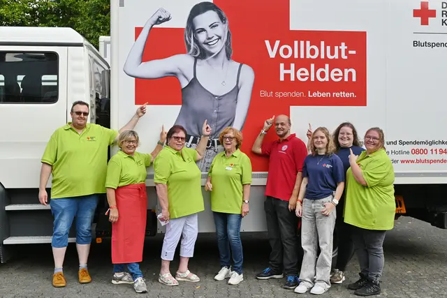 Ortsvereins-Vorsitzender Nils Deuster (li.) und jede Menge Helfer, auch aus der großen Jugendabteilung, organisierten ein Jubiläumsfest mit der Bitte um eine „flüssige Spende“. | Foto: Herkenrath