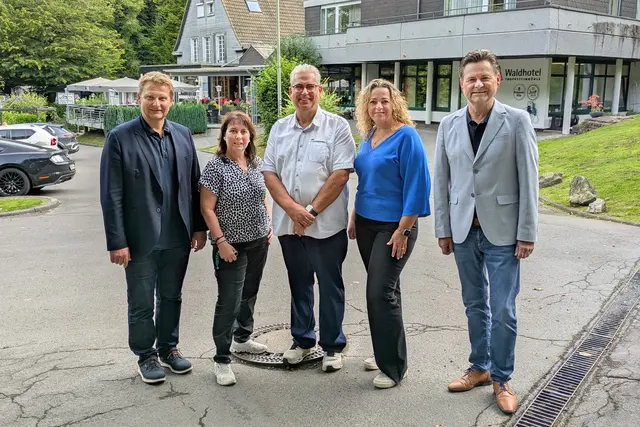 Jenny und Sven Kauling (2. u. 3. v. r.) übernehmen im Oktober das Ruder von Fatima Bollow (2. v. l.); Bürgermeister Ulrich Stücker (r.) und Erster Beigeordneter Peter Madel (l.) freuen sich über Kontinuität im Waldhotel. | Foto: Stadt Wiehl
