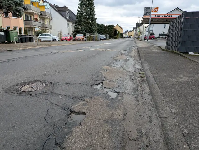 Es wird höchste Zeit: Die Schlaglöcher sind inzwischen mehr als nur lästig. | Foto: fes