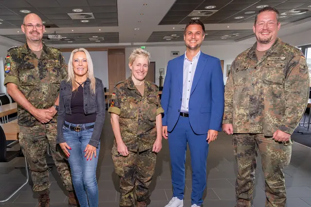 Die Kommandoübergabe erfolgt Ende September, erste Fäden für die künftige Zusammenarbeit wurden bereits im Ratssaal geknüpft: Standortfeldwebel Robert Mees (v.l.), Bürgermeister-Referentin Manuela Holtmeier, Oberstleutnant Bianca Zodrow-Wenke, Bürgermeister Michael Fingel und Oberstleutnant Jochen Schnabel.  | Foto: Ronald Larmann/pp/Agentur ProfiPress