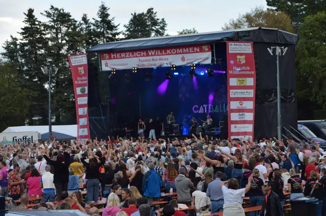 ...und dann die Hände zum Himmel....Etwa 3.000 Partygäste waren zur Kölschen Nacht gekommen.  | Foto: kda