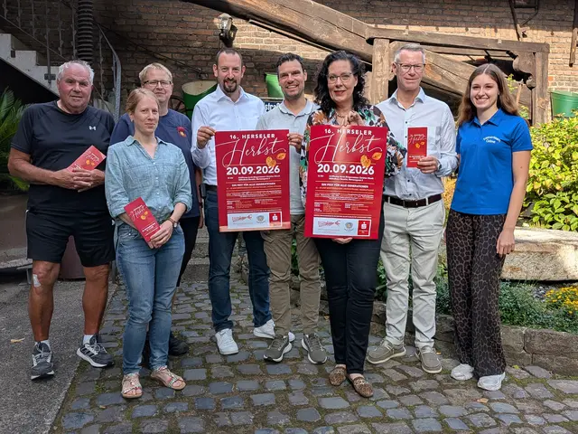 Das Organisationsteam stellte bei der Weinhandlung gemeinsam mit Bürgermeister Christian Mandt (4. von links) und Wirtschaftsförderer Sebastian Römer (2. von rechts) das Programm zum „Herseler Herbst“ vor. | Foto: fes