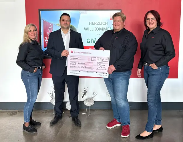v.l.n.r: Fr. Mertes (Werkstattleitung), Hr. Goezluekaya, (Filialdirektor der Sparkasse Waldbröl), Hr. Schneider (Standortleitung Waldbröl), Fr. Ufer (Geschäftsführerin RAPS) | Foto: : Jessica Tekert