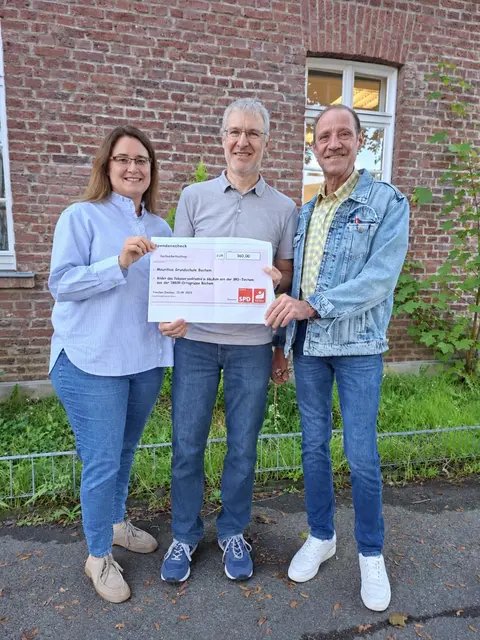 (v.l.) SPD-Ratsfrau Daniela Nieswandt, Schulleiter Konrad Wolters und Gerhard Nothhelfer von der  IGBCE Bachem bei der Scheckübergabe.  | Foto: Nieswandt
