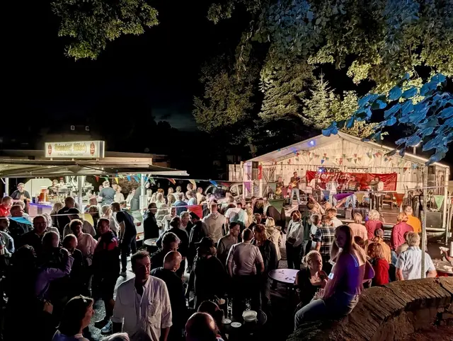 Viele Besucher feiern rund um die Kirche und sorgen für einen Tag voller Begegnungen, Unterhaltung und Gemeinschaft.  | Foto: Max Droste